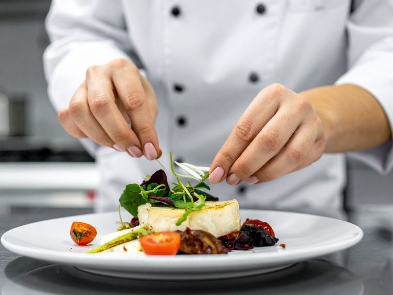 Těšit se můžete na pečlivě připravené menu z kvalitních surovin, které pohladí chuťové buňky i potěší oko.