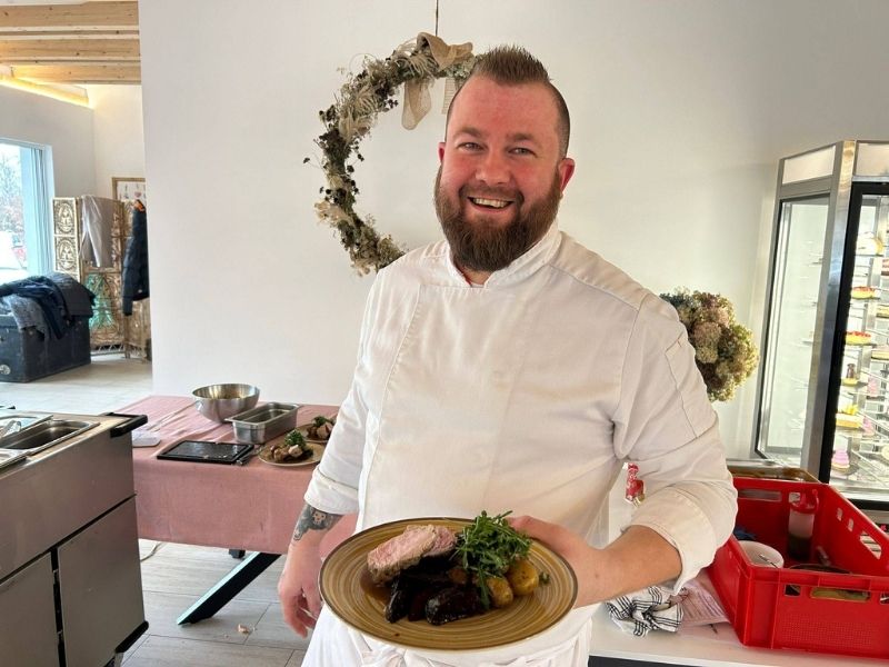 VIP oběd u nás není jen o jídle – je to společenská událost, která propojuje lidi, vytváří milé vzpomínky a přináší radost z výjimečných chvil.