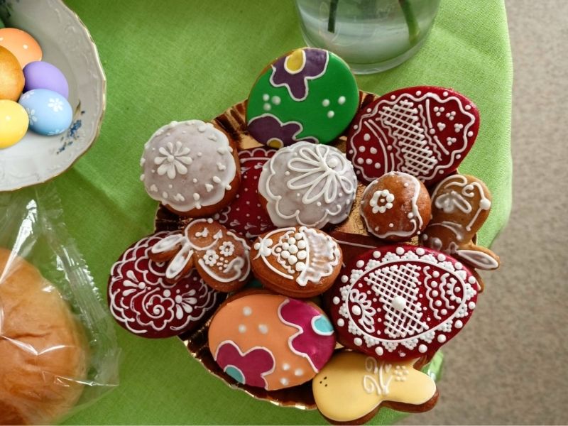 Der ganze Nachmittag verlief in einer angenehmen und spielerischen Atmosphäre, die alle daran erinnerte, dass die Freude an Traditionen Menschen jeden Alters begleiten kann.